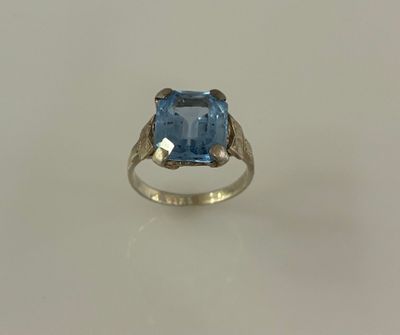 BAGUE en argent ornée d'une pierre bleue en serti griffe Poi…