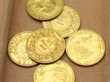plusieurs pièces d'or posées sur une surface marron