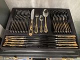 un coffret contenant de l'argenterie