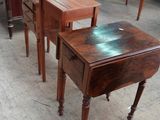 plusieurs tables et chaises dans une pièce où il y a beaucoup de chaises