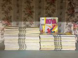 plusieurs livres empilés sur une table