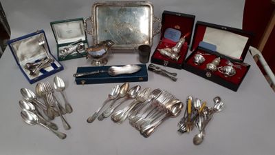 une table sur laquelle sont posés des couverts et d'autres objets en argent