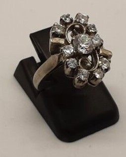 Petite bague en argent avec pierres fantaisies.