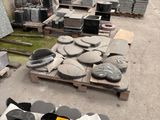 de nombreux blocs de granit sur une palette à côté d'un bâtiment
