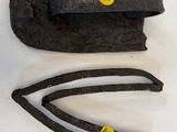 une vieille paire de pinces et une paire de tenailles posées sur une surface blanche