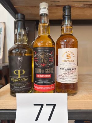 plusieurs bouteilles de différentes sortes d'alcool sur une étagère dans un magasin
