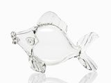 figurine de poisson en verre transparent sur fond blanc avec reflet