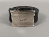 une ceinture noire ornée d'une boucle argentée