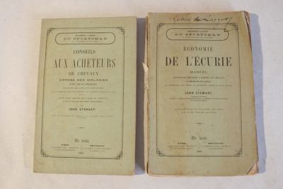 deux vieux livres posés sur une table l'un à côté de l'autre