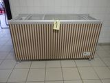 sol carrelé dans une salle de bains publique avec une baignoire à panneaux de bois