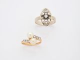 deux bagues et une bague avec une perle sur un fond blanc
