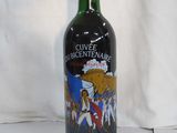 une bouteille de vin posée sur une table