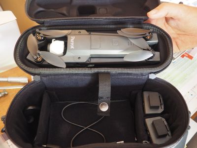 une personne tenant une mallette dans laquelle se trouve une télécommande