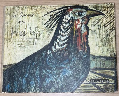 une photo d'une photo représentant un oiseau posé sur une table