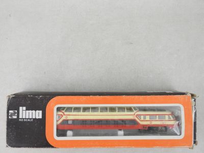 un wagon orange et blanc posé sur une caisse