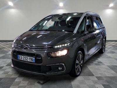 La Citrole est garée sur un sol à damier dans un showroom