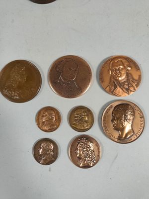 beaucoup de pièces qui sont sur la table