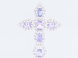 un pendentif en forme de croix orné d'un diamant et d'une tanzanite
