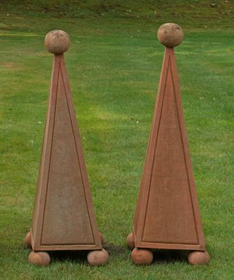 deux sculptures marron posées sur l'herbe dans le parc