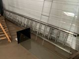 une image représentant une grande pièce avec de nombreux escaliers