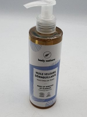 une image représentant un flacon de gel hydroalcoolique posé sur une surface blanche
