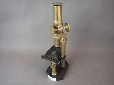 un microscope posé sur une table
