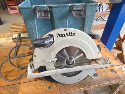 a circular saw that is sitting on a wooden table