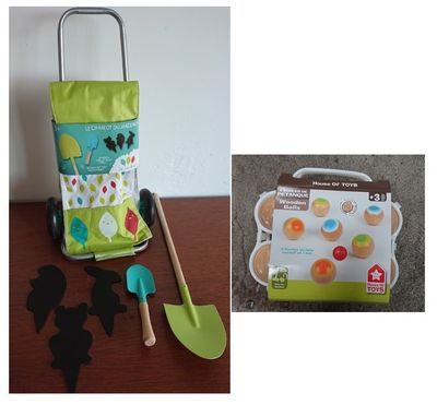 une photo d'un sac contenant une pelle et un sachet de beignets en pâte à modeler