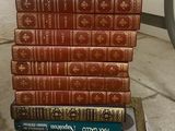 plusieurs livres empilés sur une table