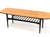 une photo d'une table basse avec un plateau en bois et des pieds noirs