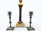 deux bougeoirs bleus et dorés posés sur un socle en bois