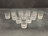un grand nombre de verres posés sur une table