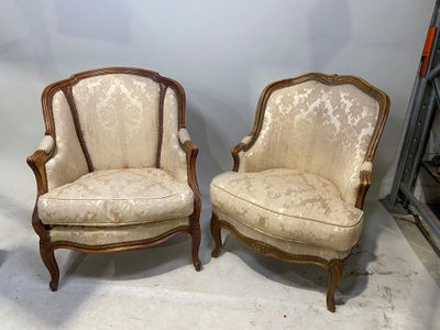 paire de chaises anciennes avec dossier et accoudoirs rembourrés