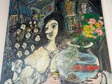 tableau représentant une femme tenant un bocal à poissons devant une foule de personnes
