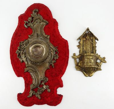 une image représentant un morceau de tissu rouge avec une horloge et un morceau de tissu rouge