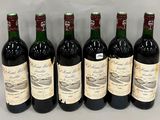 six bouteilles de vin sont alignées dans une rangée