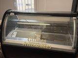 une vitrine en verre contenant un gâteau