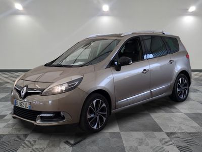 la voiture argentée est garée sur un sol en damier dans le garage