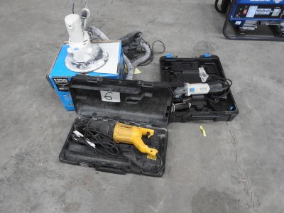 une boîte contenant une perceuse et d'autres outils