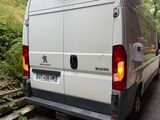 une camionnette blanche garée sur le bord de la route
