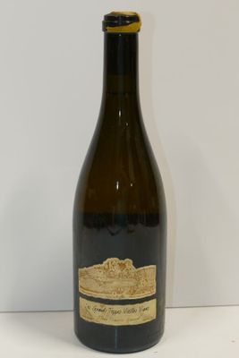 une bouteille de vin posée sur une table
