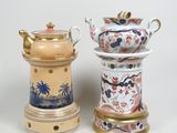 deux vases placés l'un à côté de l'autre