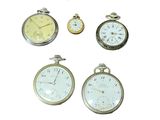 cinq modèles différents de montres de poche sur fond blanc