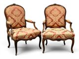 paire de fauteuils de style Louis XV à accoudoirs rembourrés