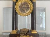 une horloge posée sur une table