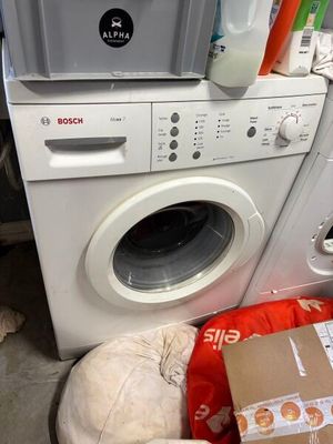 un lave-linge et un sèche-linge placés l'un à côté de l'autre
