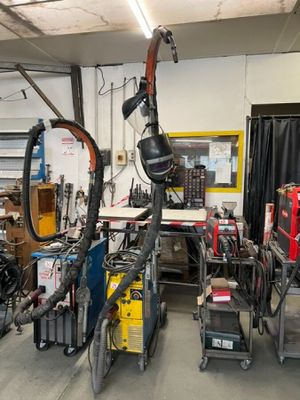 une photo d'un garage avec beaucoup d'outils sur le sol