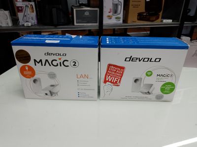deux boîtes de « Devvoo Magic 2 » posées sur une table dans un magasin