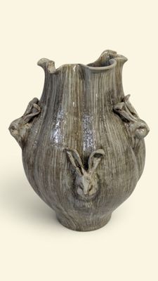un vase posé sur une surface blanche