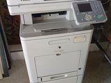 une imprimante posée sur un bureau